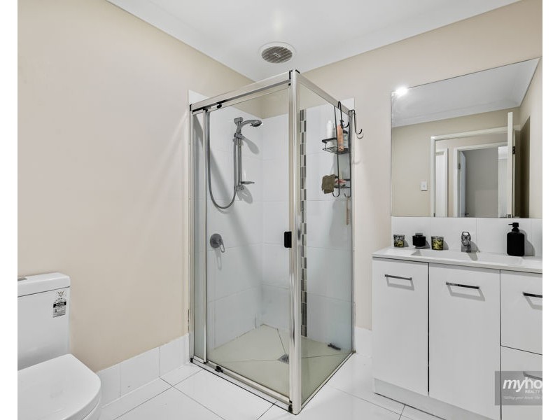 33 Mia Street, Wyreema QLD 4352