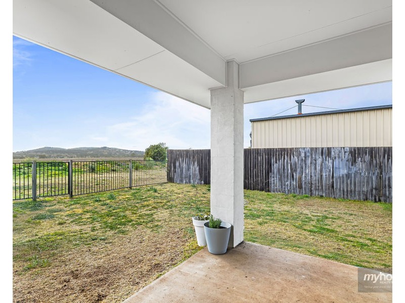 33 Mia Street, Wyreema QLD 4352