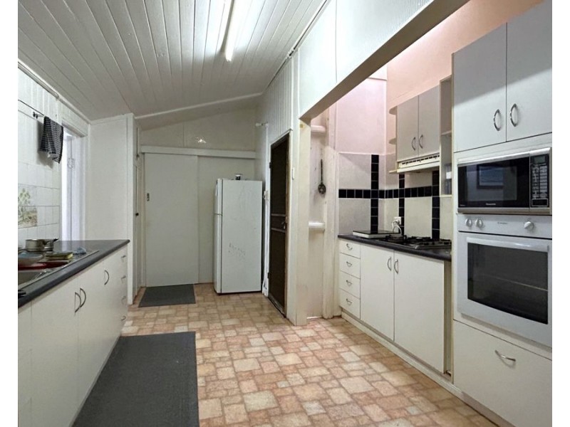 Room 1/130 Ruthven Street, Harlaxton QLD 4350