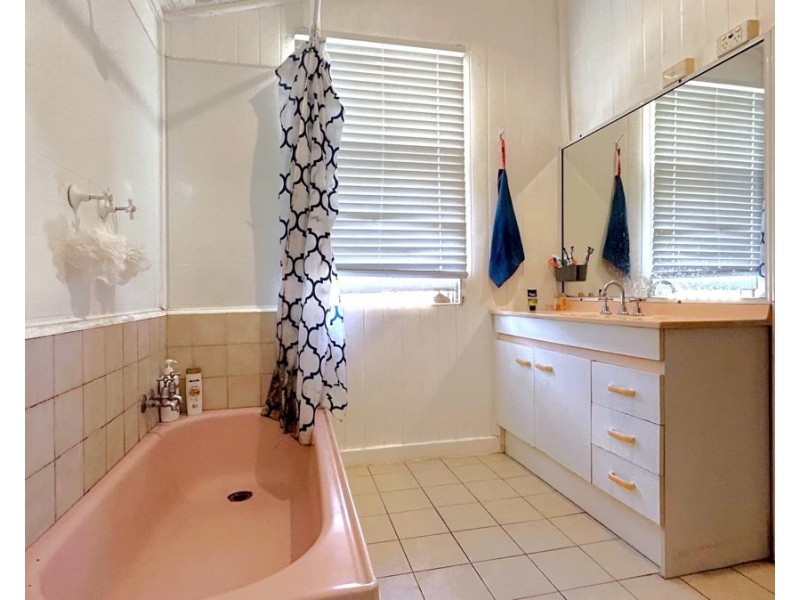 Room 1/130 Ruthven Street, Harlaxton QLD 4350