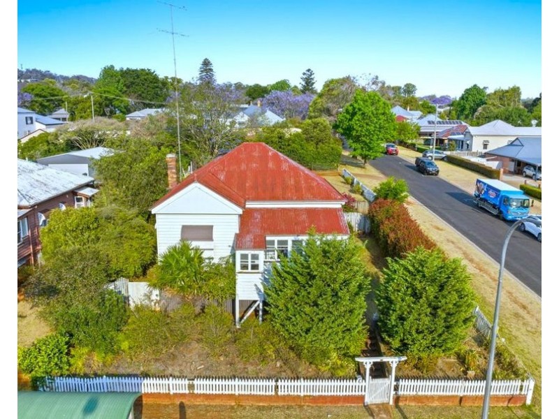 198 Ruthven Street, North Toowoomba QLD 4350