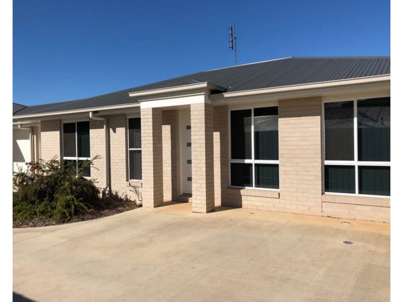 2/10 McDowall Street, Newtown QLD 4350