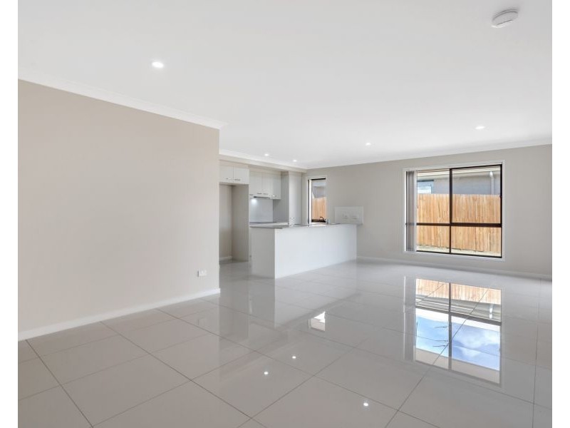 27 Myrtleford Crescent, Cambooya QLD 4358