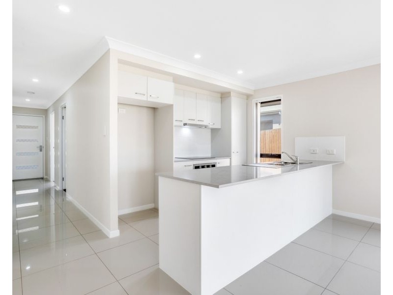 27 Myrtleford Crescent, Cambooya QLD 4358