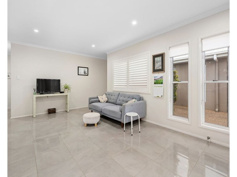 1/5A Hughes Street, Centenary Heights QLD 4350
