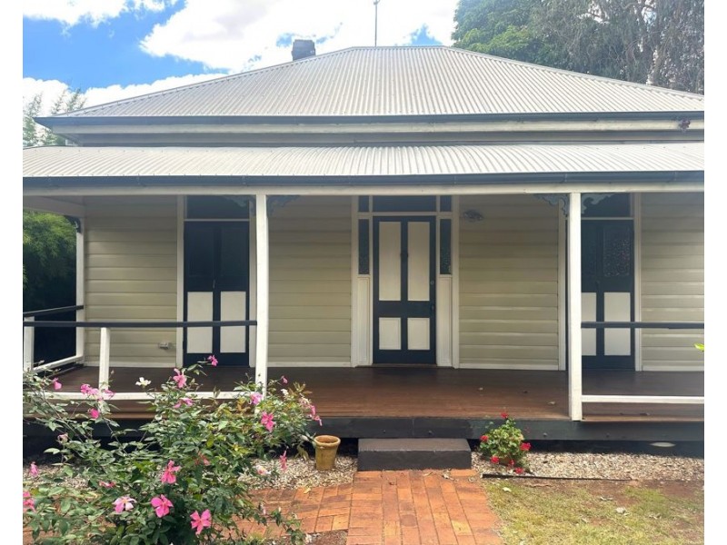 125 Stuart Street, Mount Lofty QLD 4350