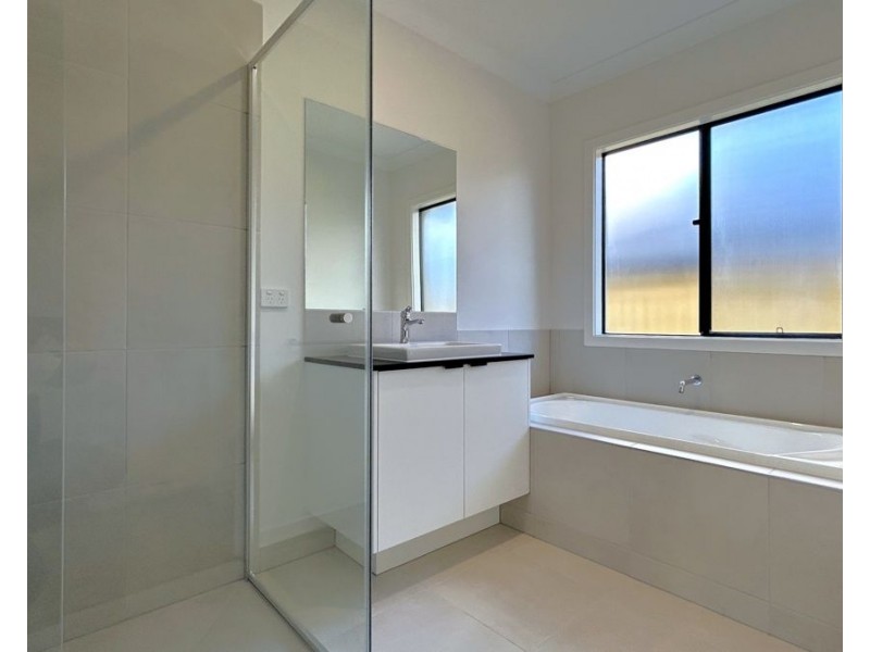 2 Sunrise Street, Glenvale QLD 4350