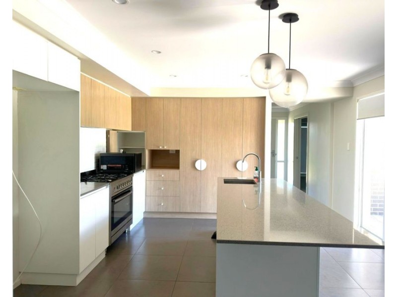 8 Neiwand Street, Kearneys Spring QLD 4350