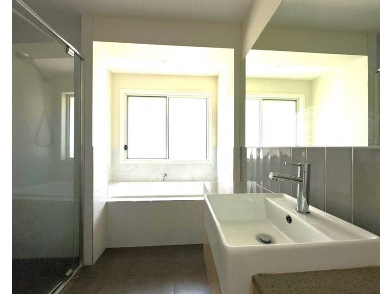 8 Neiwand Street, Kearneys Spring QLD 4350