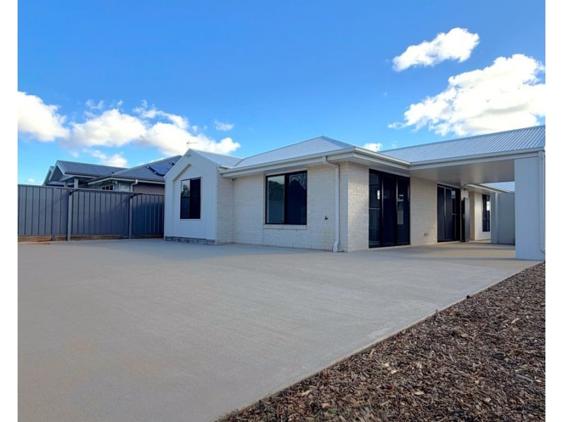 22 Madonna Circuit, Middle Ridge QLD 4350