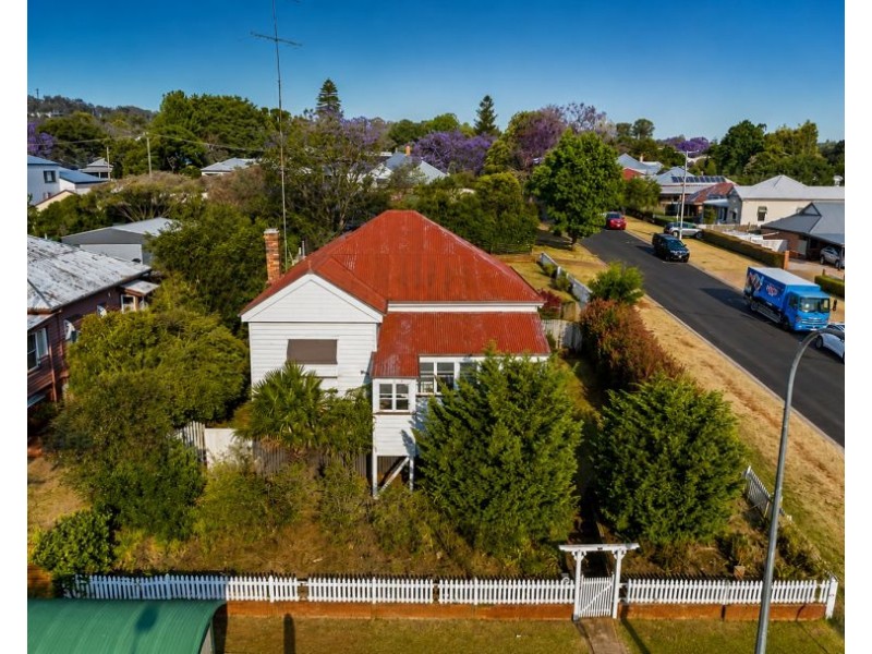 198 Ruthven Street, North Toowoomba QLD 4350