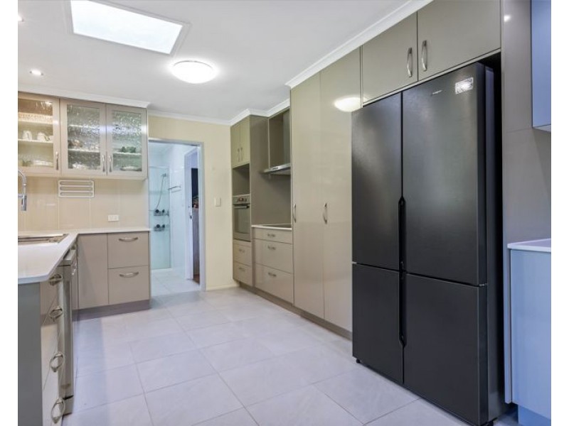10 Schultz Street, Kearneys Spring QLD 4350