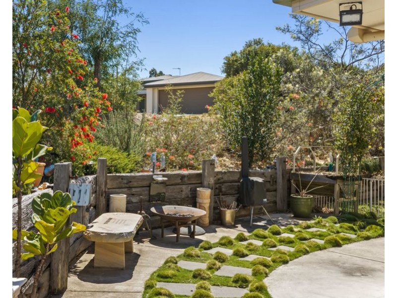 8 Kate Court, Withcott QLD 4352