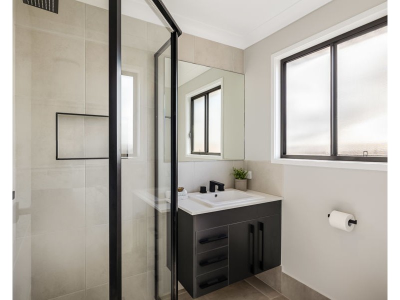 1/241E Mackanzie Street, Centenary Heights QLD 4350