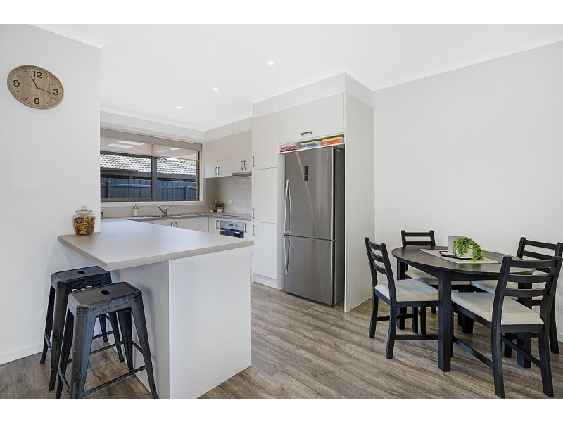 2/30 Simpson Drive, Dandenong North VIC 3175