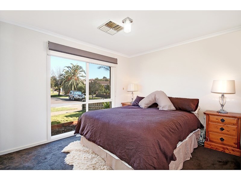 24 Temby Close, Endeavour Hills VIC 3802