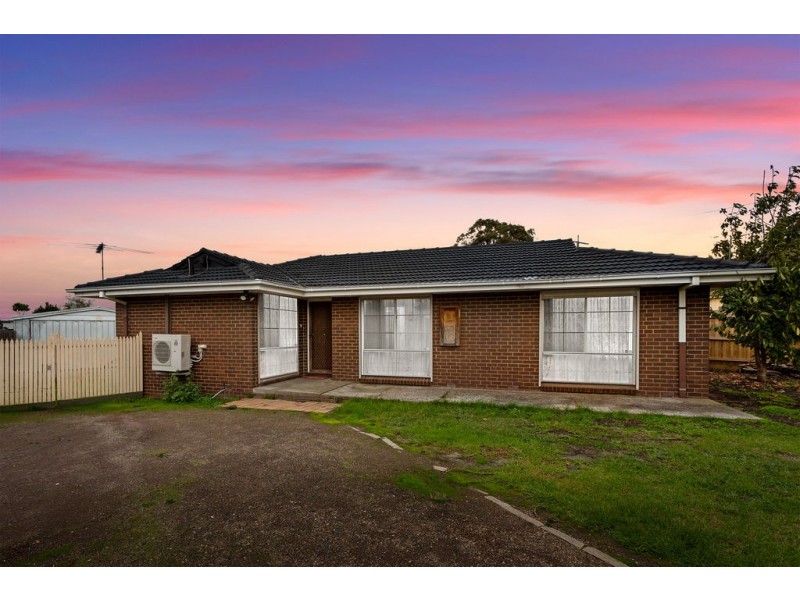 13 CRANBOURNE DRIVE, Cranbourne VIC 3977