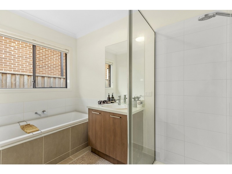 16 Wakehurst Way, Officer VIC 3809