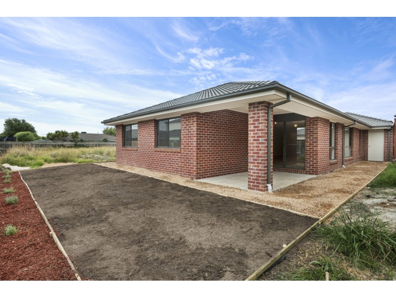14 Pettit Close, Berwick VIC 3806