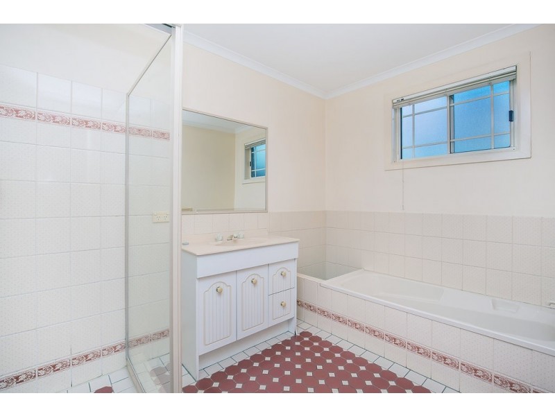 8 Pacific Pines Boulevard, Pacific Pines QLD 4211