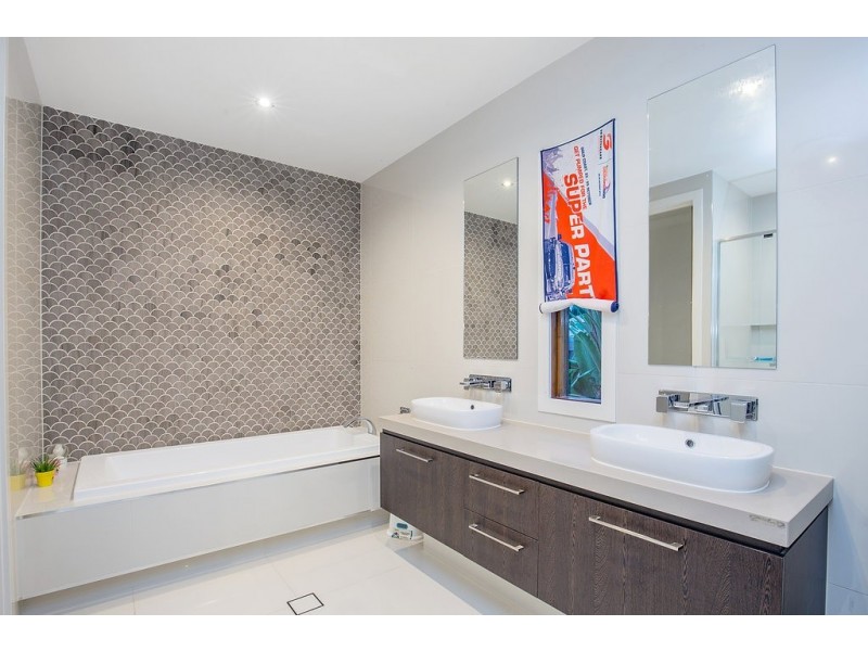 4 Valley Brook Rise, Maudsland QLD 4210