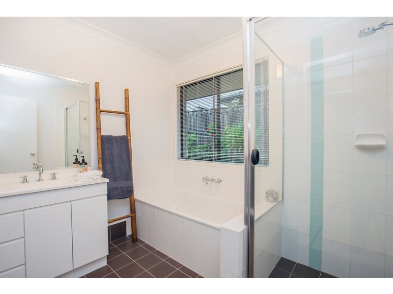 1 Roberts Drive, Maudsland QLD 4210