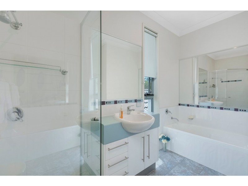 4/9 Lantau Crescent, Varsity Lakes QLD 4227