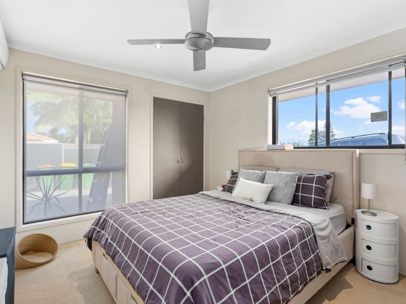 1/4 Ruth Anne Close, Labrador QLD 4215