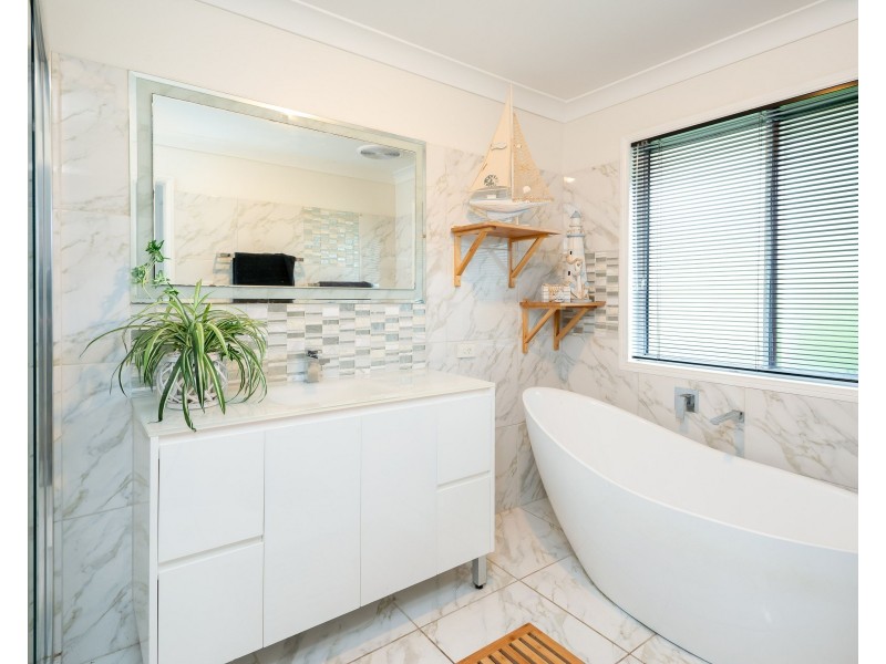 47 Barrs Ave, Oxenford QLD 4210