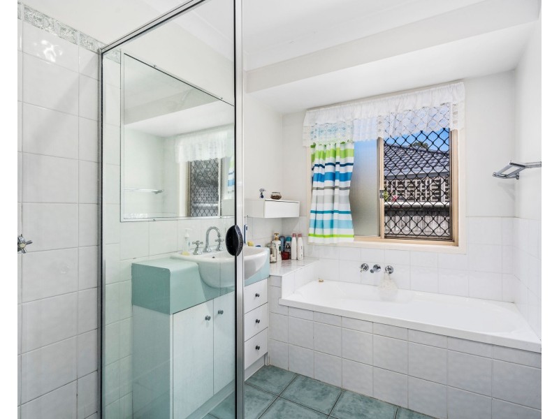 8 Silverpine Crescent, Oxenford QLD 4210