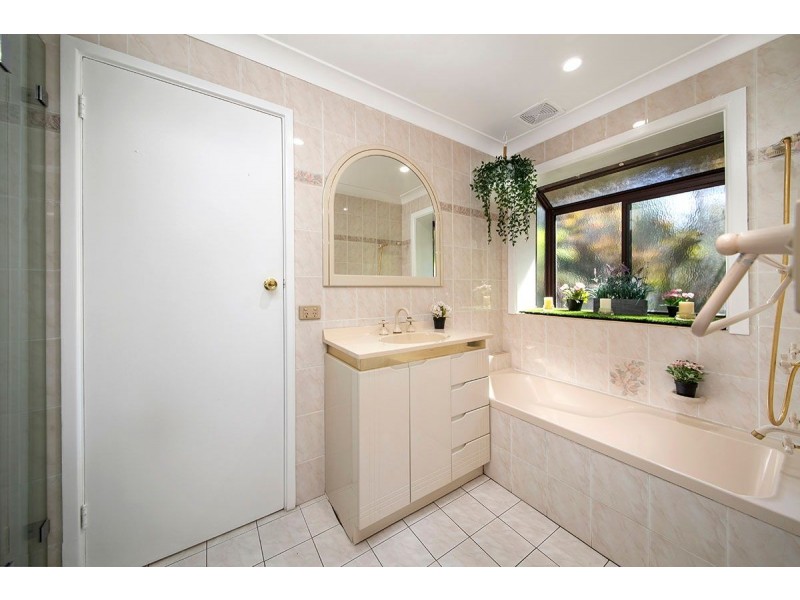 27 Dumbarton Place, Engadine NSW 2233