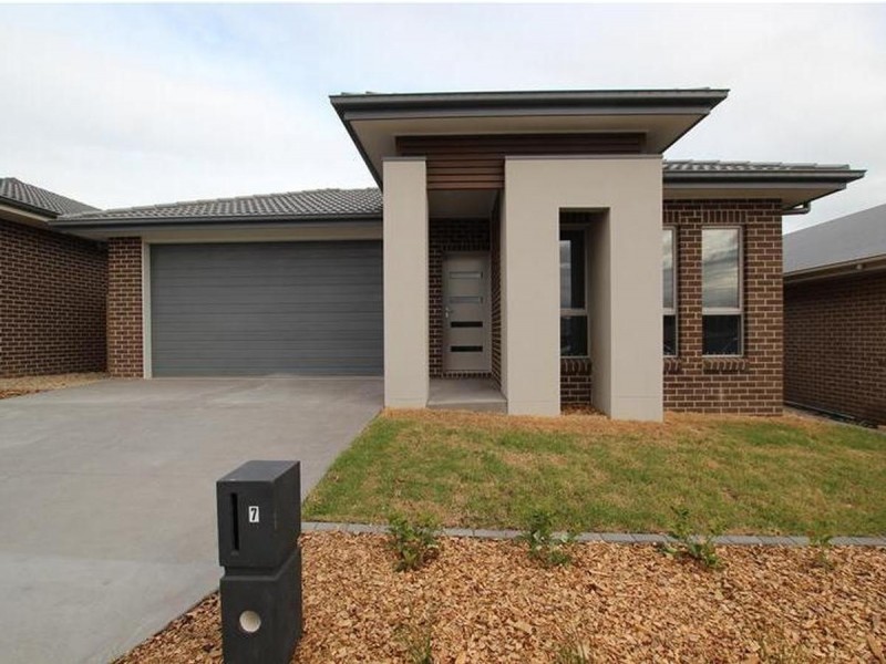 7 Lawrence Street, Oran Park NSW 2570