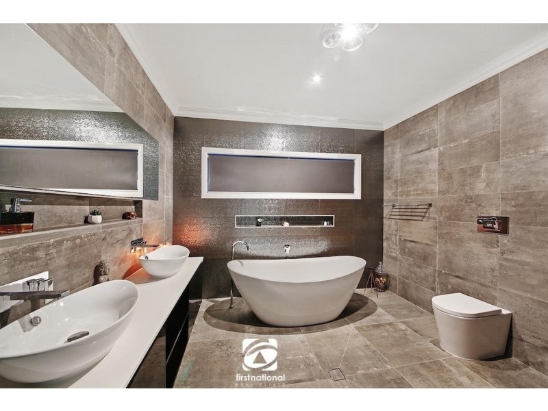 8 Doolan Crescent, Harrington Park NSW 2567