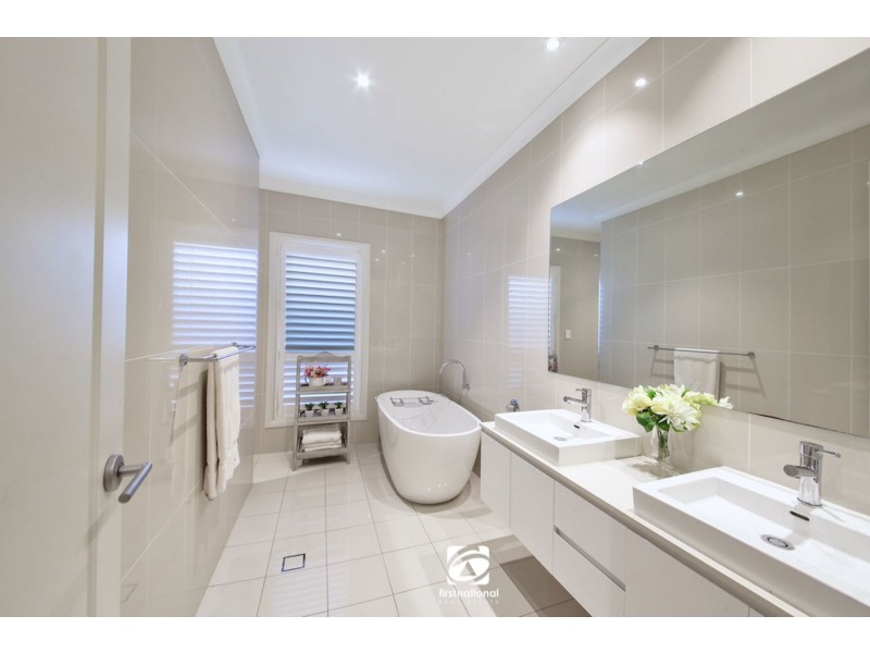 11 Lowry Close, Harrington Park NSW 2567