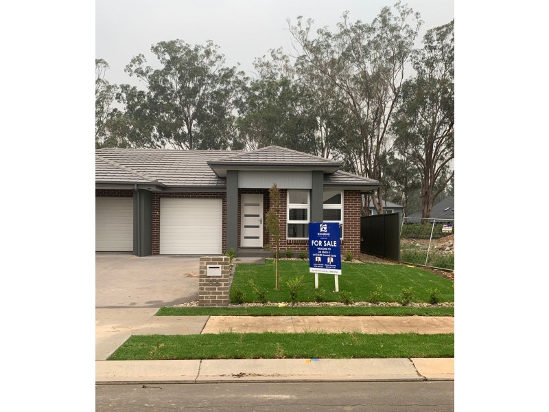 1/9 Howard Loop, Oran Park NSW 2570