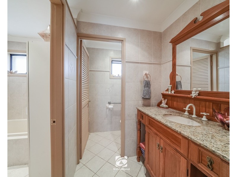 8 Winter Avenue, Mount Warrigal NSW 2528