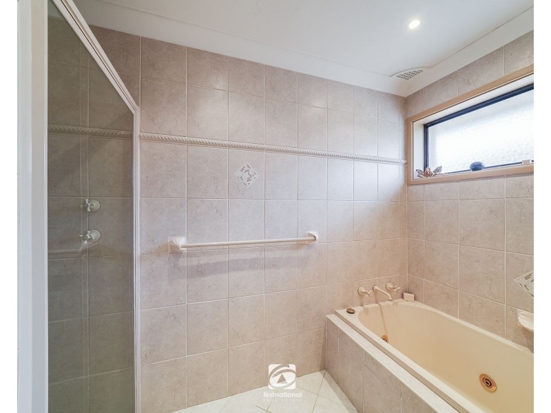 8 Winter Avenue, Mount Warrigal NSW 2528