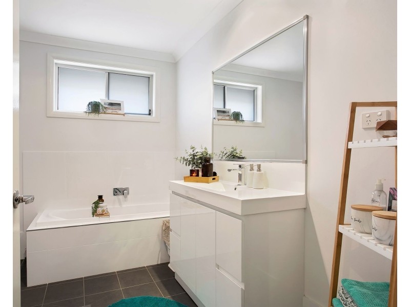 8 Thiele Street, Spring Farm NSW 2570