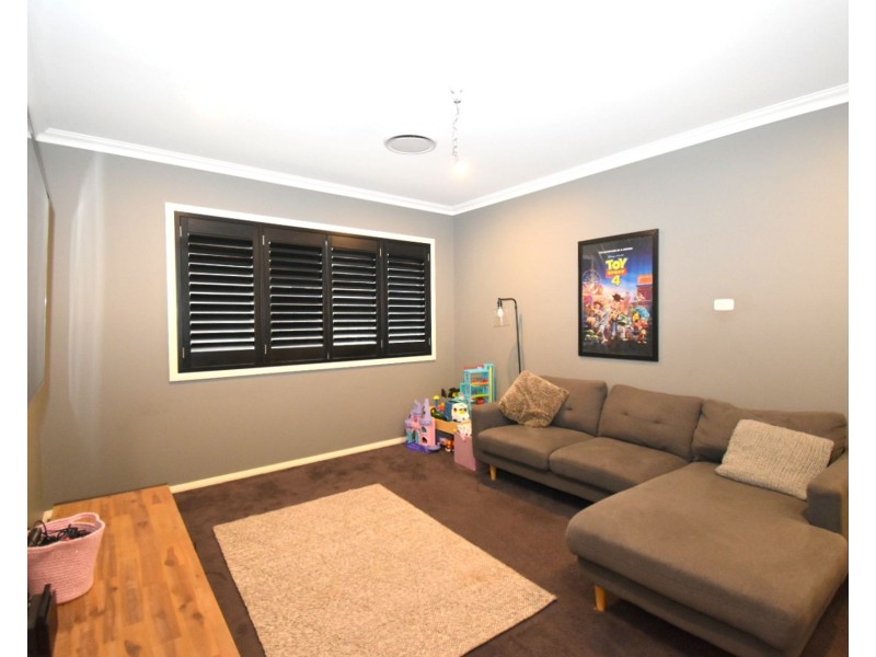 7 Finch Place, Gregory Hills NSW 2557