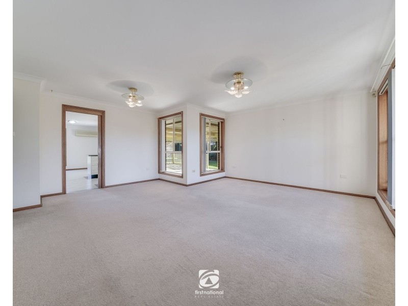 11 Robson Crescent, St Helens Park NSW 2560