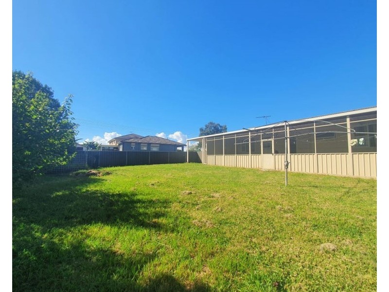 16 First Avenue, Macquarie Fields NSW 2564