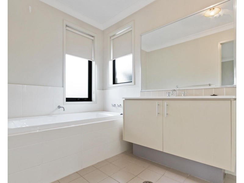 122 Minorca Cct, Spring Farm NSW 2570