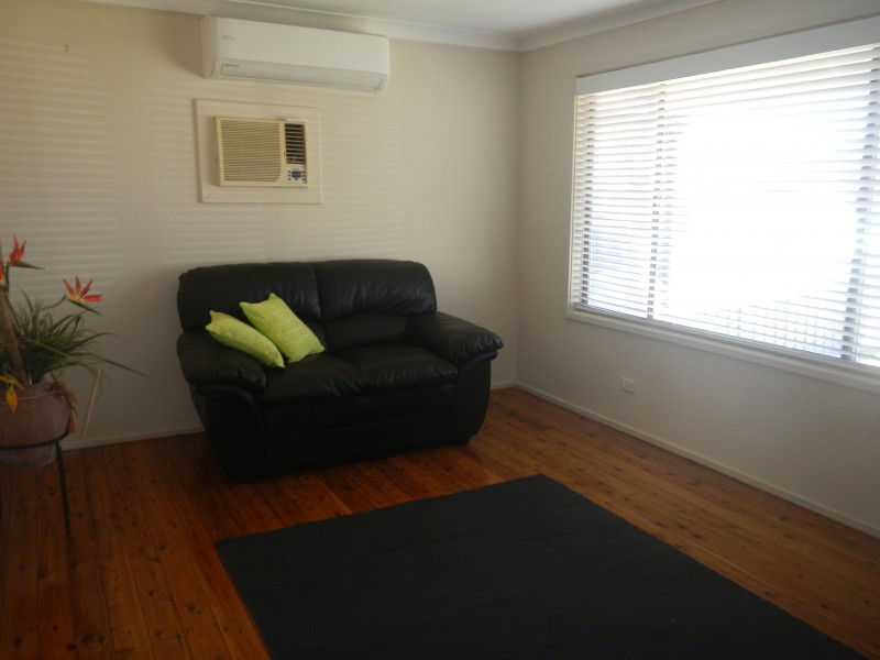8 Curlew Crescent, Woodberry NSW 2322