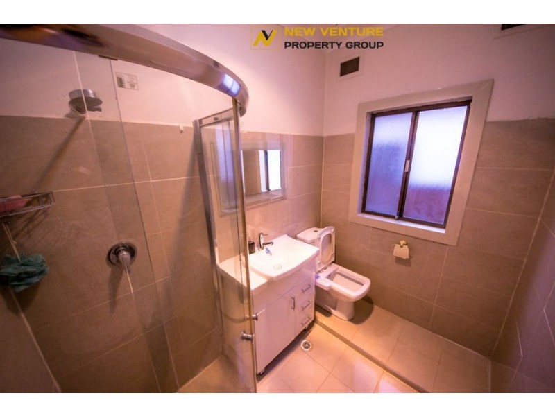 80 Ballandella Rd, Toongabbie NSW 2146