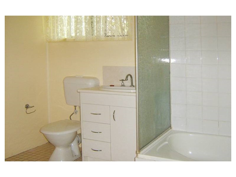 2/215 Old Logan Road, Camira QLD 4300