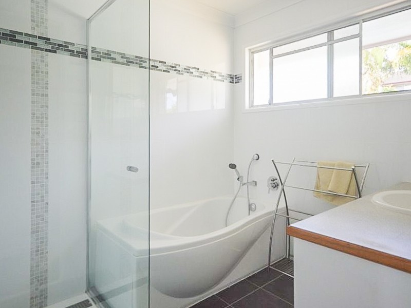 232 Broadwater Road, Mansfield QLD 4122