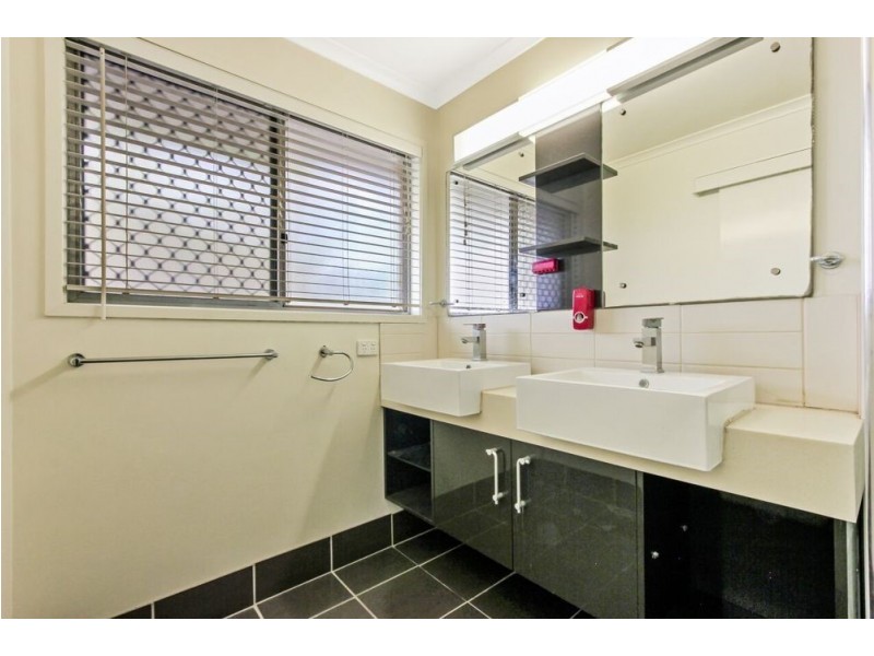 525 Broadwater Road, Mansfield QLD 4122