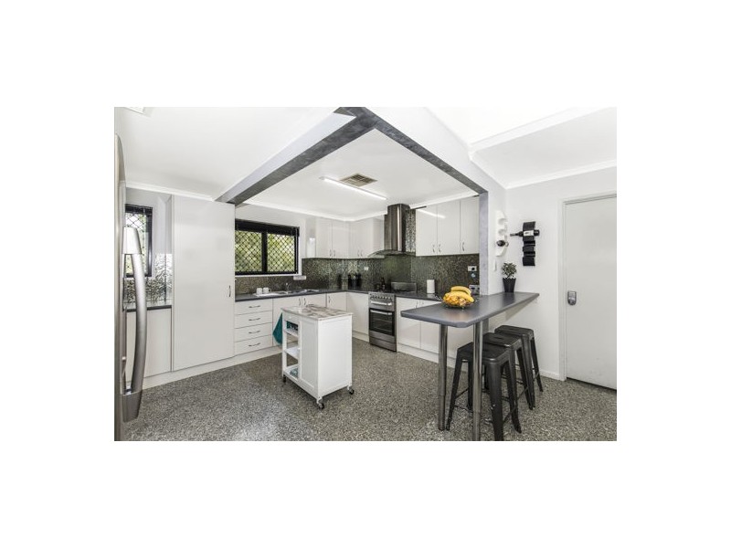 15 Elliott Court, Hillcrest QLD 4118