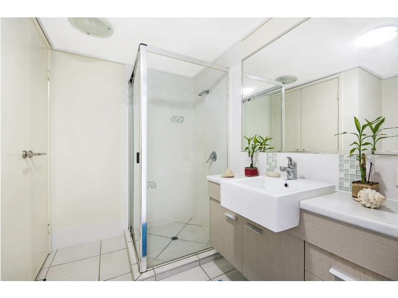 13/4 Grand Parade, Parrearra QLD 4575