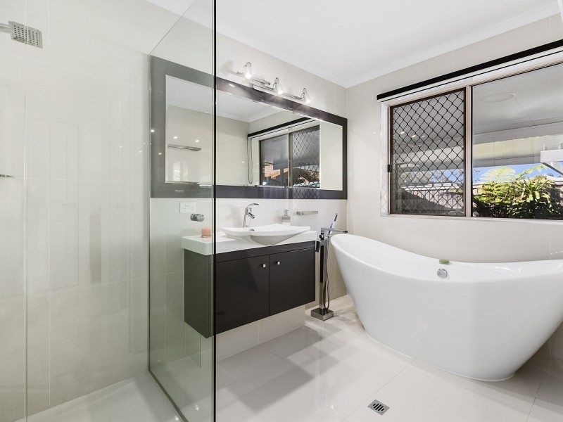 142 Oceanic Drive, Warana QLD 4575